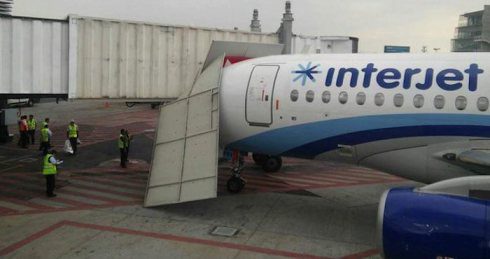 Avión de Interjet choca contra pasillo telescópico en el AICM 2 IMG 1453