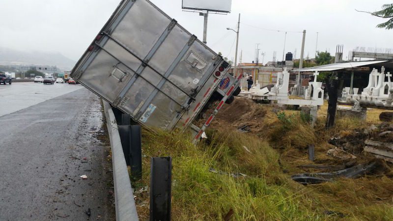accidente-trailer-mexico-queretaro-5