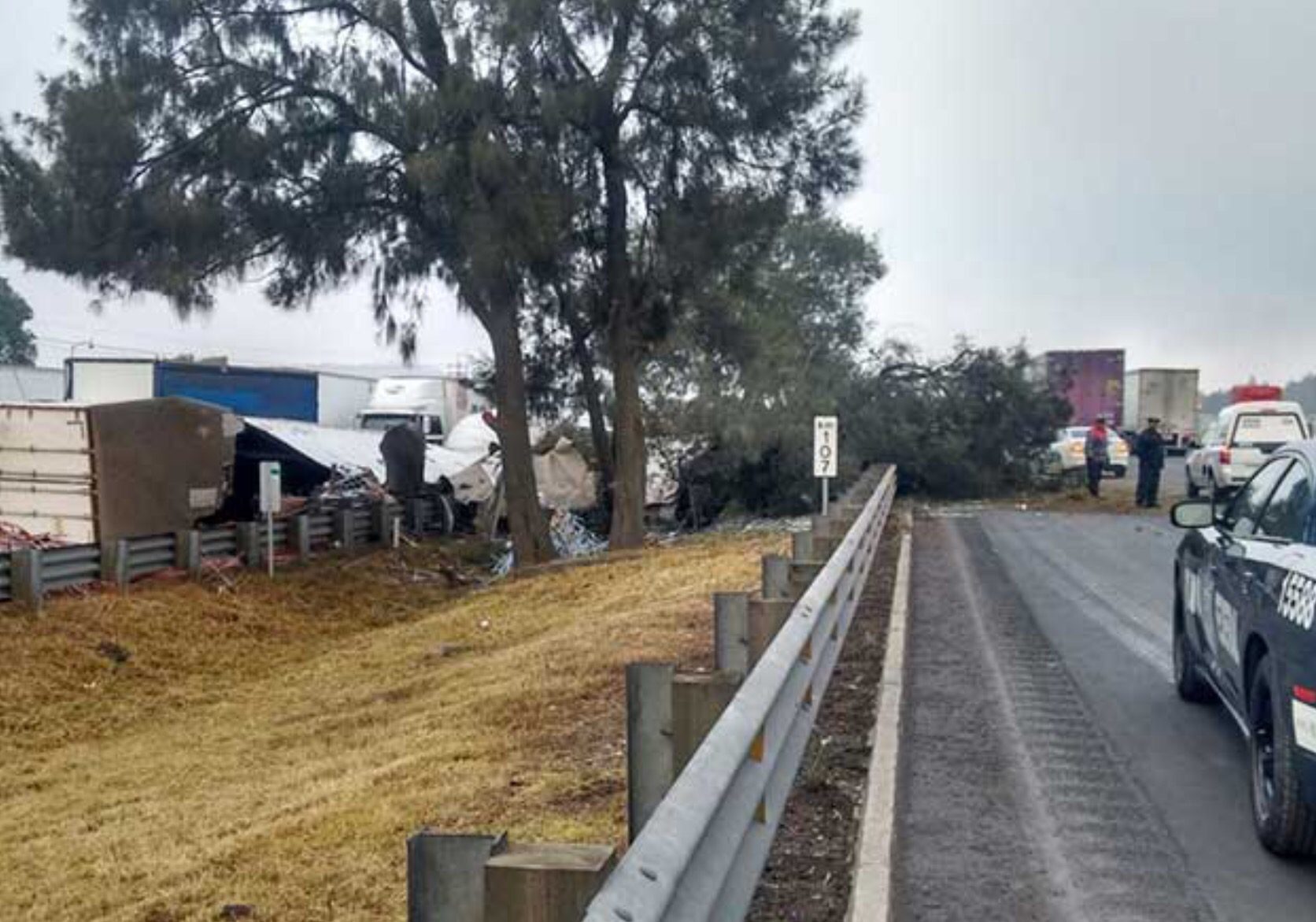 Fuerte Accidente en la México Querétaro genera derrame de diésel 2 img 0192