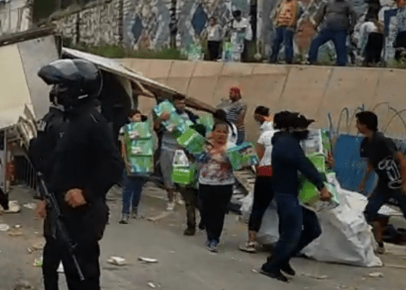 Rapiñas pañales en volcadura en Zacatecas 2 Captura de Pantalla 2021 08 17 a las 12.55.08