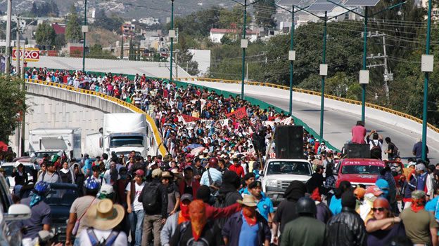 bloqueo autopista del sol ayotzinapa