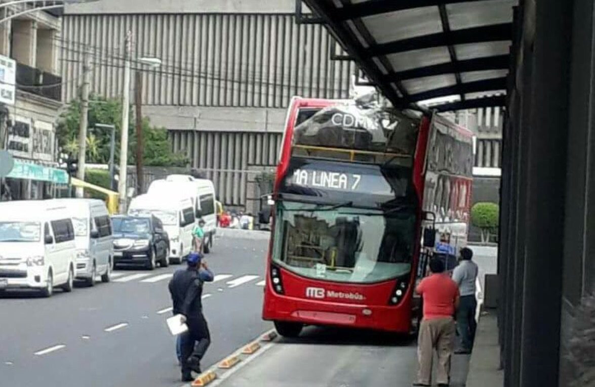 Metrobús de doble piso choca contra techo de estación 1 img 1246