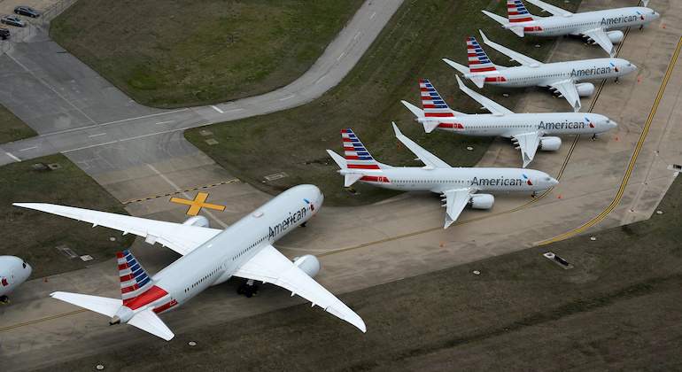 A Trump no le tiembla la mano y asigna 25,000 MDD para rescate de aerolíneas 1 American Airlines