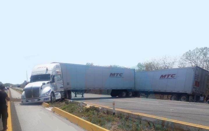Baja tráfico en carreteras, pero siguen accidentes de fulles 1 accidente trailer.jpg 793492074