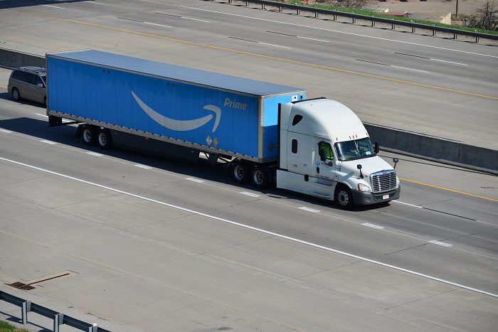 Caída fuerte en carga a transportistas de Estados Unidos 1 truck us highway blue fit