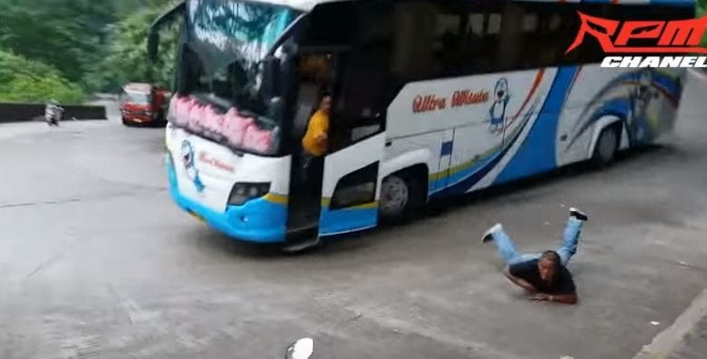 (Video) Chofer de autobús se queda sin frenos y ¡se avienta de la unidad! 1 Se avienta del camion