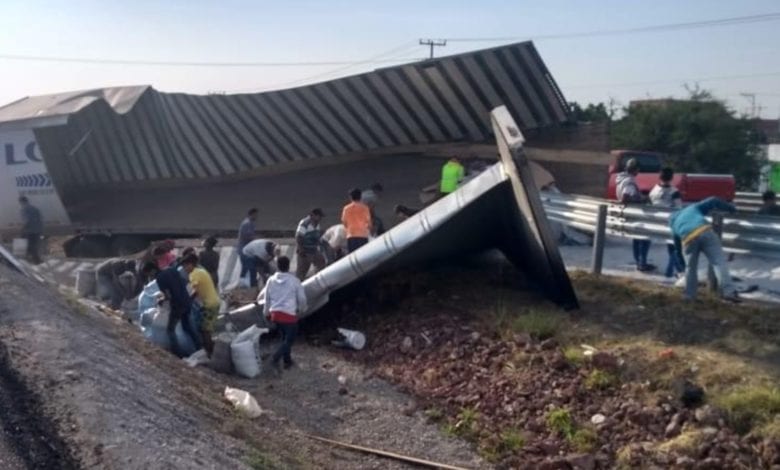 Alertan no consumir azúcar tóxica que fue rapiñada 1 trailer rapina azucar toxica volcadura carretera celaya queretaro salud