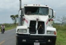 incidente carretero involucra camion carga