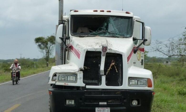 incidente carretero involucra camion carga