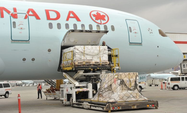 Air Canada Unloading Cargo B787 8 2109