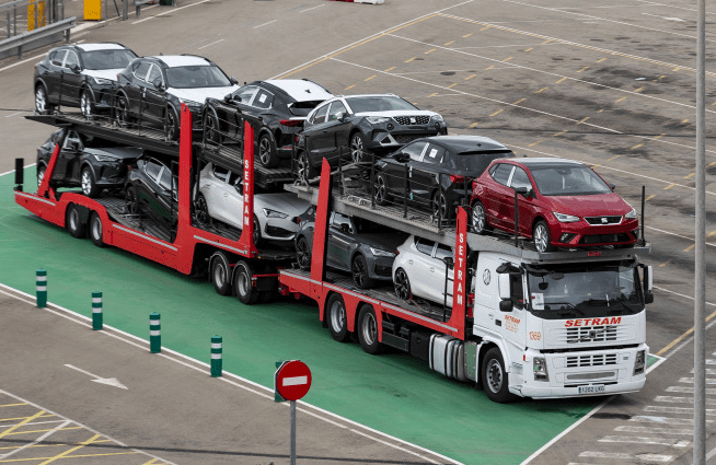 Mega ‘madrina’. Así es el camión de 25 metros que carga 11 coches 1 Captura de Pantalla 2021 07 26 a las 11.42.47 a.m.