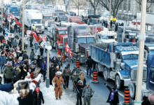 Operadores bloquean frontera Canadá - Estados Unidos por postura Antivacunas 5 camiones canada