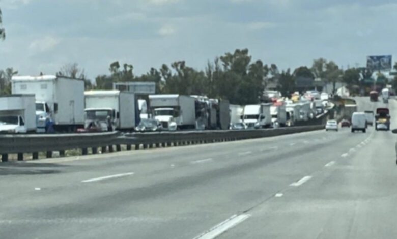 Caos por cierre de Autopista México- Querétaro por parte de transportistas 1 D9D5E3AF 6203 48E2 A66E 2570A38FD0AD