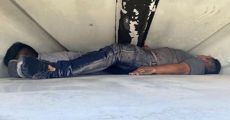 Operador trata de cruzar migrantes dentro del “Copete” del tractocamión 1 0145C1CD 407D 4632 887B BAA9EA8C2429