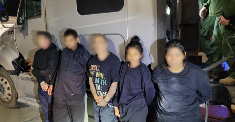 Operador trata de cruzar migrantes dentro del “Copete” del tractocamión 2 1763A745 EF42 41DE B068 71C08515E122
