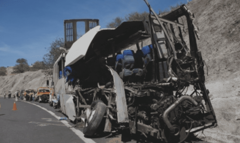 Mueren 16 migrantes en choque de tráiler con autobús entre Oaxaca y Puebla 1 migrantes