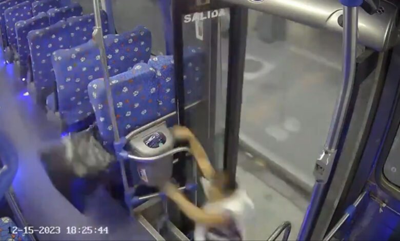 (Video) Operador acelera con la puerta abierta y saca a señora del autobús 1 Autobús