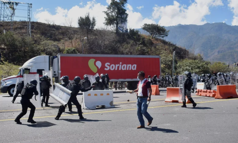Más de 20 denuncias contra normalistas por daños y robos a transporte de carga 1 Normalistas