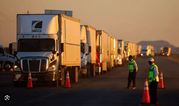 Crece 3.7% el número de empresas de autotransporte de carga en lo que va de 2024 1 a man in a car