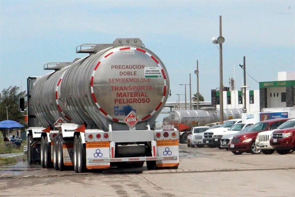 ¿Qué documentos y permisos se necesitan para transportar materiales peligrosos? 5 materiales peligrosos