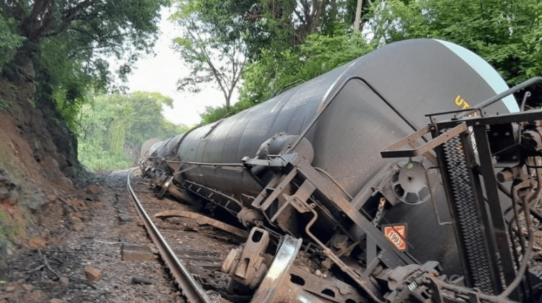 18 vagones descarrilados con combustible en Michoacán, pero no se derramó ni una sola gota! 1 en michoacan 18 vagones de un tren de empresa canadiense se descarrila