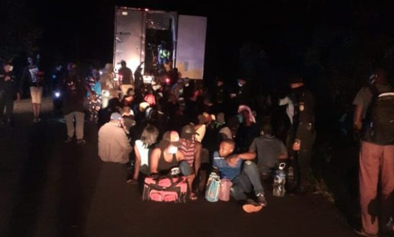 Encuentran 250 migrantes en un doble remolque casi llegan a la frontera 1 migrantes