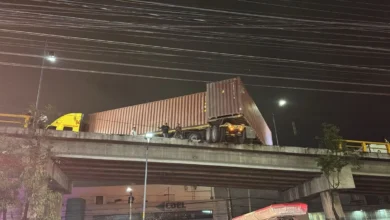 Full se desengancha de grúa y casi cae de puente sobre automóvil en Naucalpan 19 barrera de contencion cae sobre coche al ser impactada por tractocamion en naucalpan 11ac758d 82b9 4879 b621 f2d986c7ae4e medialjnimgndimagefullsize