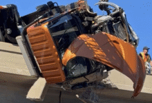 Rescate de alto riesgo: conductor latino queda colgando con su camión en autopista de Texas 2 Captura de pantalla 2025 10 23 a las 10.24.06 a.m