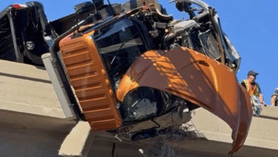 Rescate de alto riesgo: conductor latino queda colgando con su camión en autopista de Texas 1 Captura de pantalla 2025 10 23 a las 10.24.06 a.m