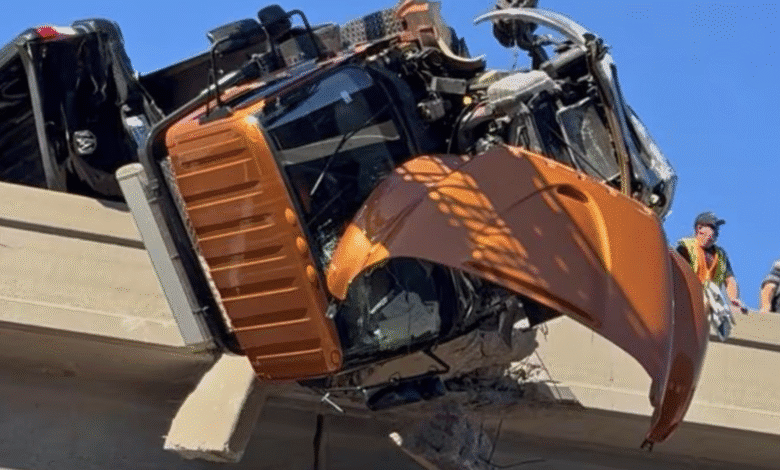 Rescate de alto riesgo: conductor latino queda colgando con su camión en autopista de Texas 1 Captura de pantalla 2025 10 23 a las 10.24.06 a.m