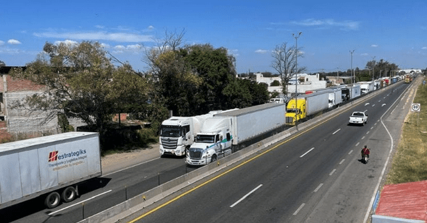 Bloqueo en carretera Salamanca–Celaya representa alerta para transportistas en Guanajuato 1 bloqueos
